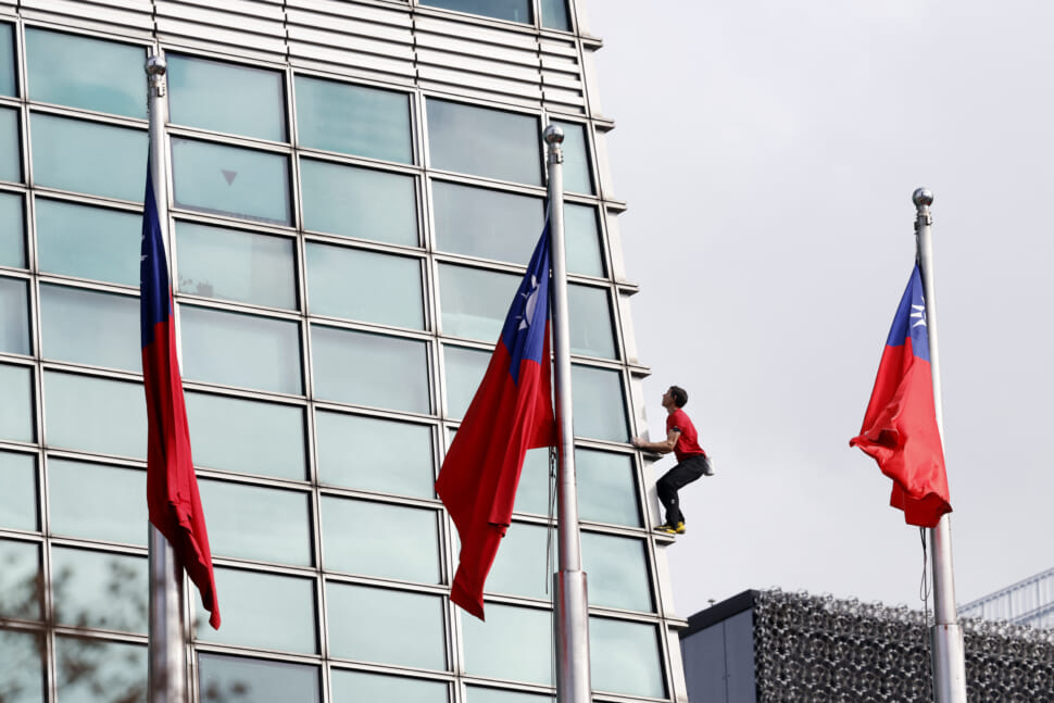American climber scales Taipei 101 without ropes in 91 minutes