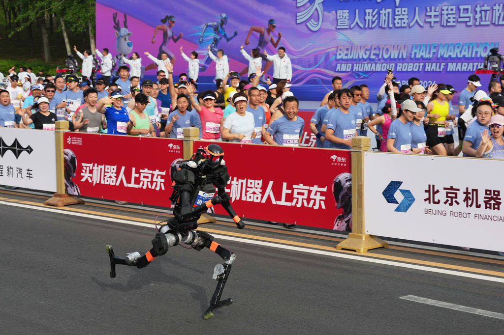 Honor robot beats human half-marathon record in Beijing