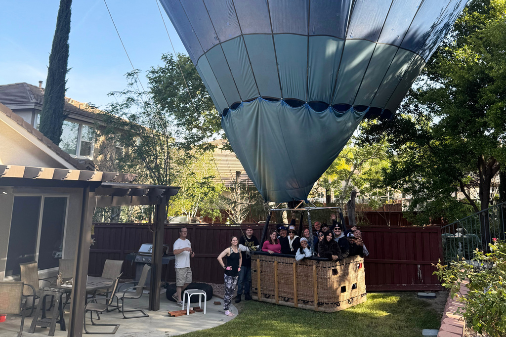 Hot air balloon makes emergency landing in California backyard