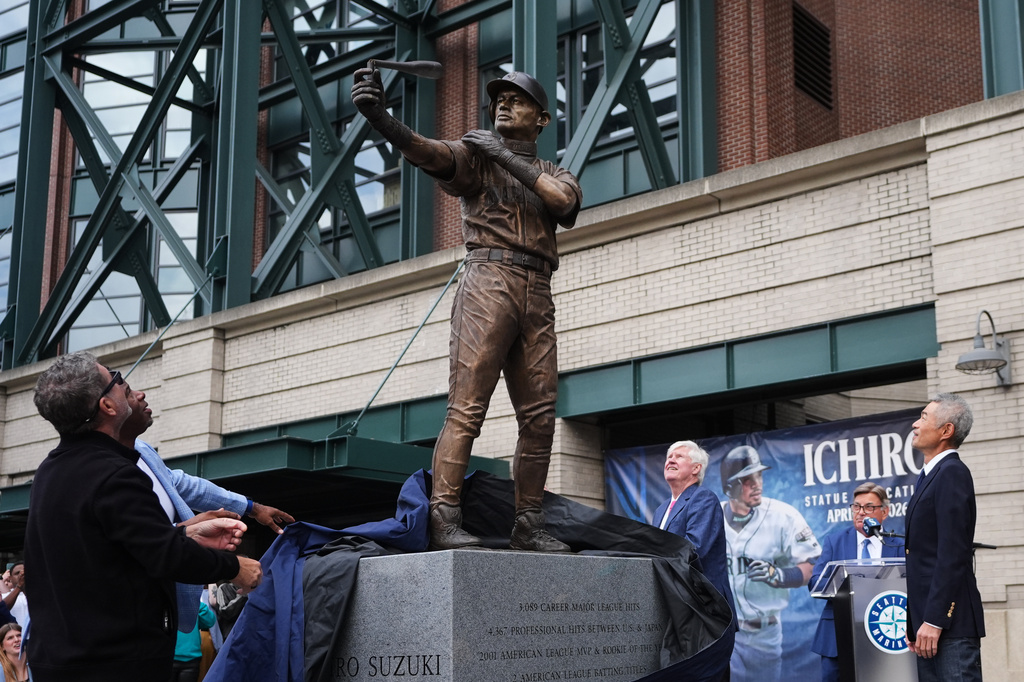 Ichiro Suzuki smiles after bat breaks on new statue