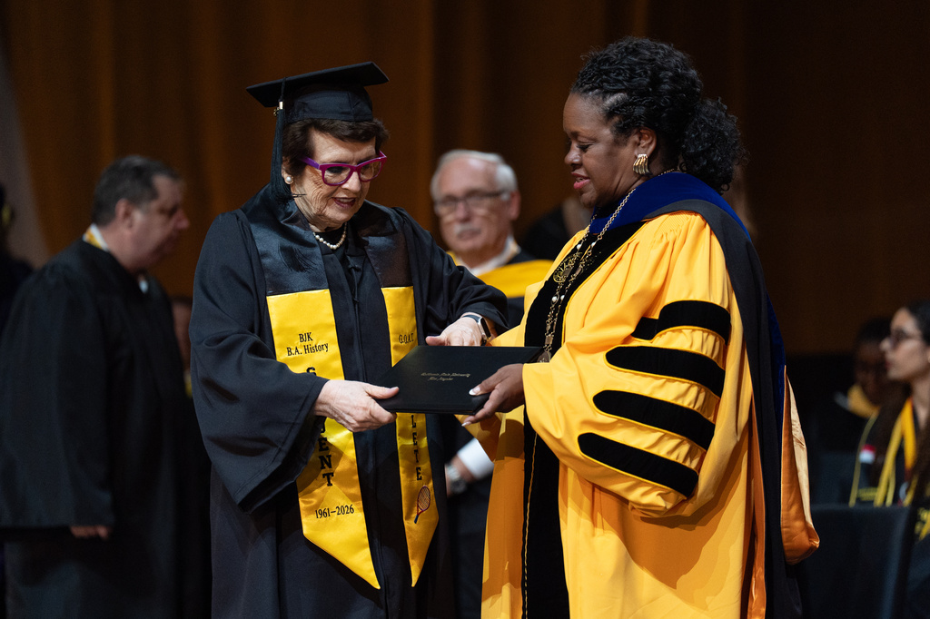 Tennis star gets college degree at 82
