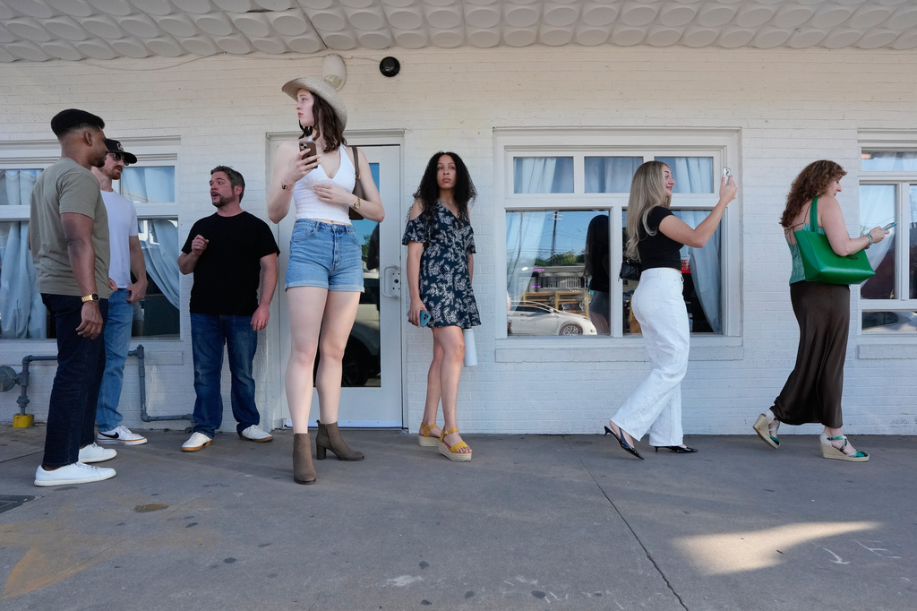 Tall people find a sense of belonging at Tall Tour