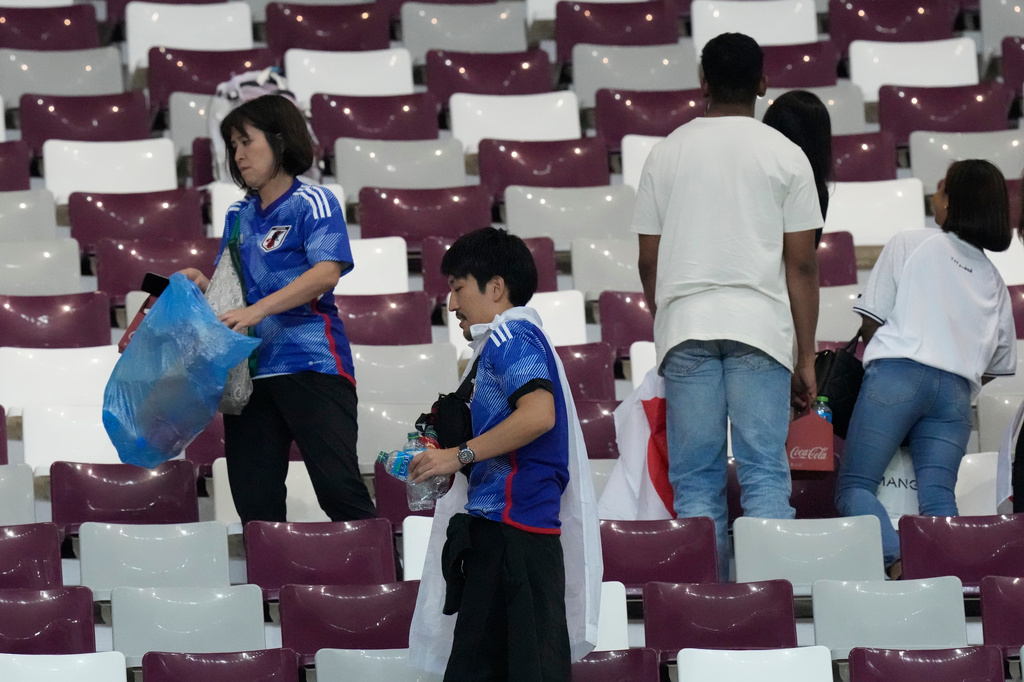 Japanese fans keep stadiums clean at World Cup