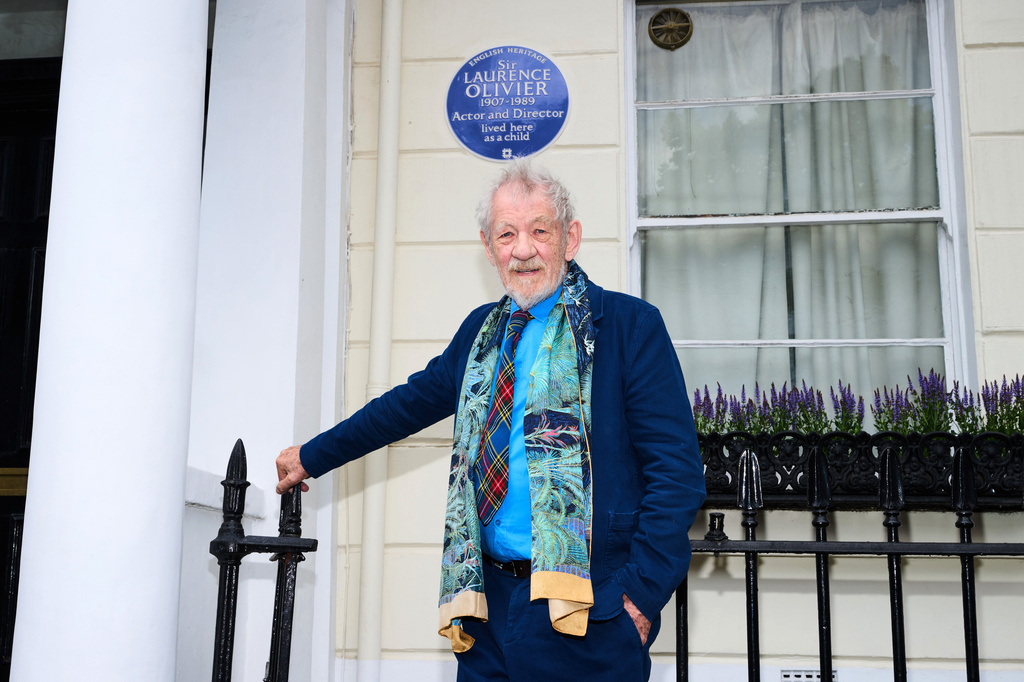 Blue plaque honors British actor Laurence Olivier in London