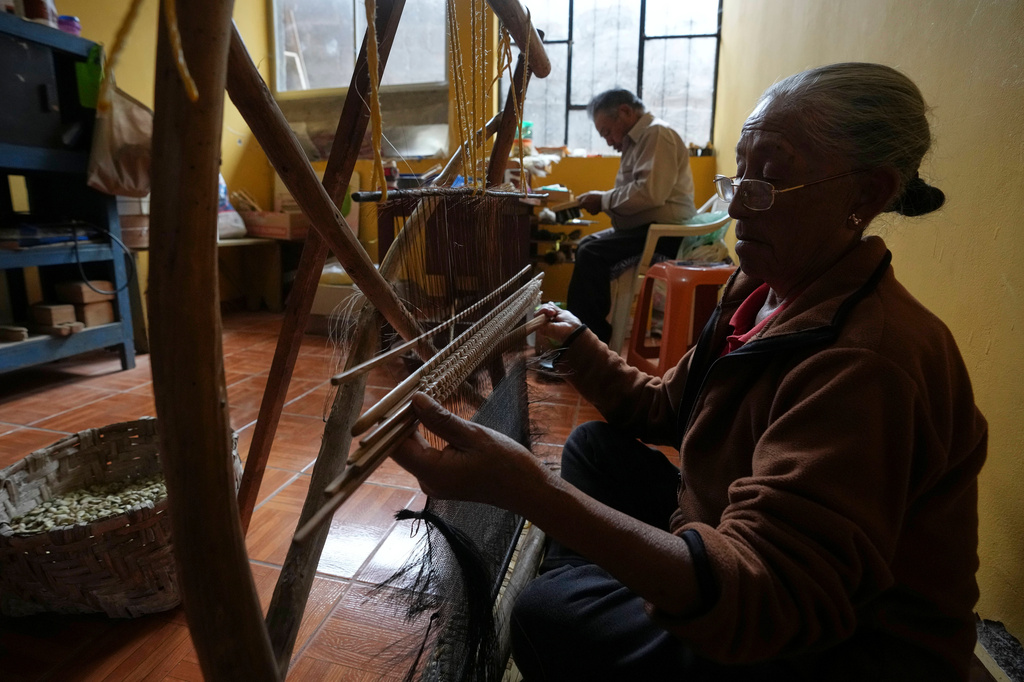 Only nine artisans still weave Ecuador’s traditional horsehair sieves