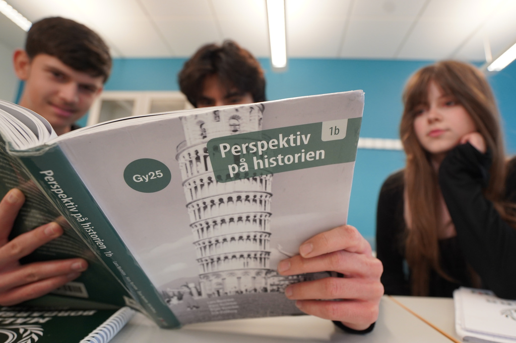 Sweden to ban phones in schools in a shift back to books