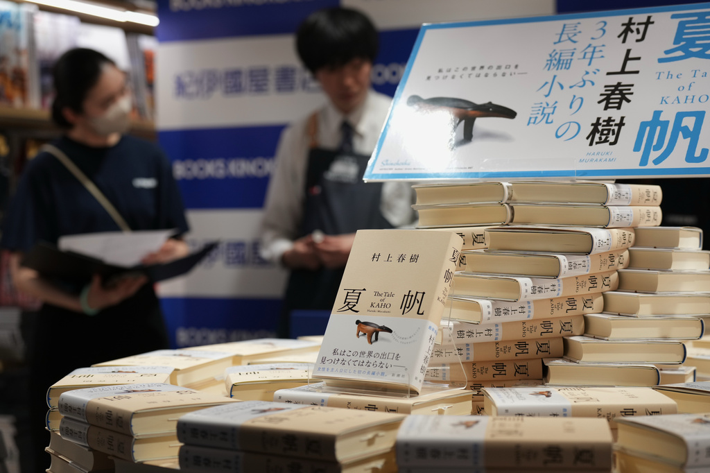 Fans wait until midnight for Murakami’s new novel