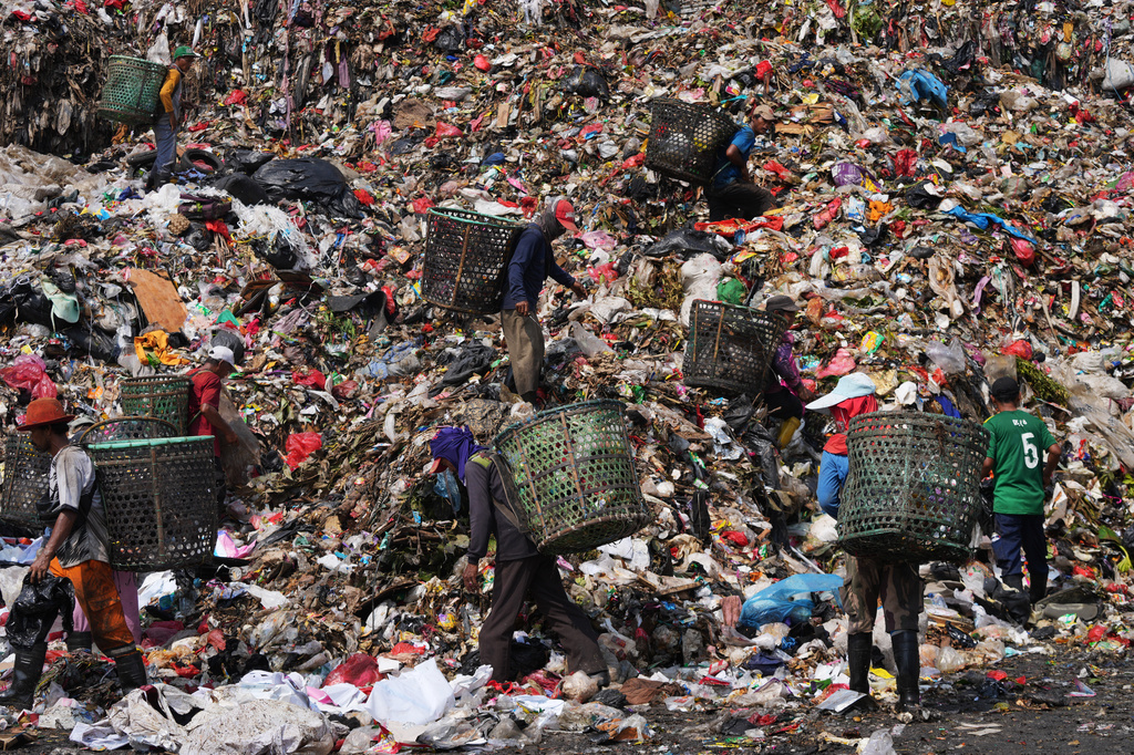 Indonesia to reform its biggest landfill, leaving waste pickers uncertain