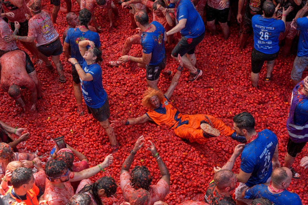 Thousands throw tomatoes at Spain’s La Tomatina food fight